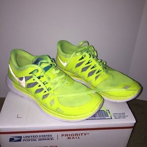 🤩Neon Nike free 5 running shoes women size 7.5🤩